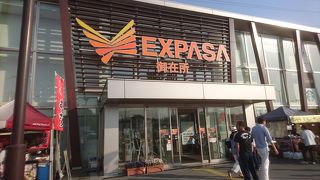 店舗数が多く混雑していました。