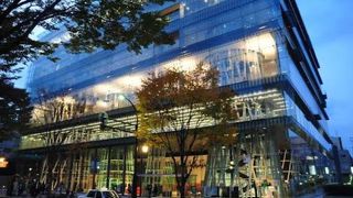 全面ガラス張りのおしゃれ空間