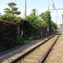 線路を挟んで、右に和田塚駅、左に無心庵。