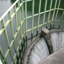 “半円越流式”の洪水吐