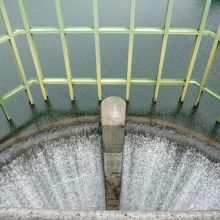 “半円越流式”の洪水吐