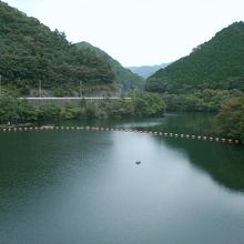 ダム湖名は富栖湖  