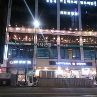 正面から見ると、左側に入口があります。