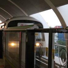 ケンバンガン駅に入ってくる東西線の電車