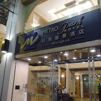 少し裏に回ったところに正面入り口があります。