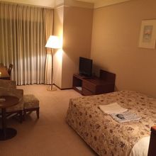 都心のビジネスホテルとしてはゆったりめの客室