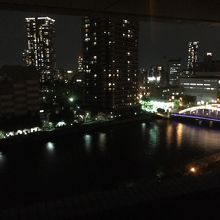 客室の窓から水の都の夜景が楽しめます
