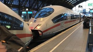 大聖堂の目の前！ケルン中央駅！！