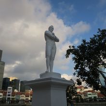 真っ白な像です