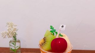 かわいいスイーツ店。イートインもできます。