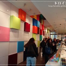 あ、あのフレーバーの色！とファンはウキウキしてしまう内装