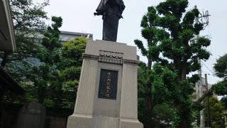 山門の脇にあります