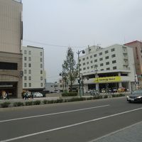 右がホテル別館、左に本館と手前がホテルの駐車場