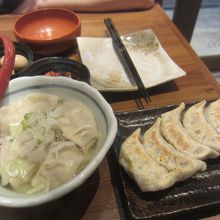 水餃子(左)と焼餃子(右)