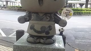浦和の駅前にありますうなぎをモチーフとしたキャラクターです。