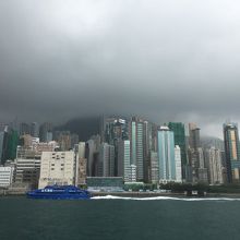 フェリーの中から見た香港島