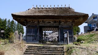 素朴だがしっかりした門　山村ののどかななかにある