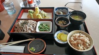 このなかのそば処大噴水は月山湖大噴水を見る特等席！