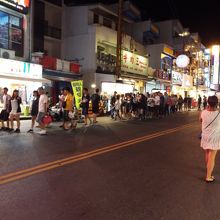 広い大通りの両側に屋台があります。