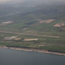 真ん中に見えるのがオホーツク紋別空港の滑走路