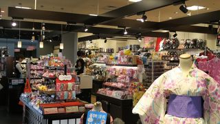 キャラクターグッズなどを買えます！