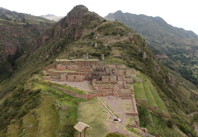 インティワタナまで峡谷を見下ろしながら山登り