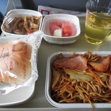 復路の機内食（軽食）上海ヤキソバ