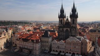 入口はわかりずらい　旧市街広場前のティーン教会