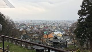 鶴ヶ城が遠くに見えます