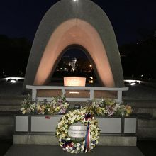 原爆死没者慰霊碑 (広島平和都市記念碑) と原爆ドーム。