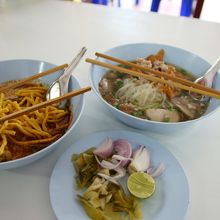 鶏肉カオソーイとクイティアオ