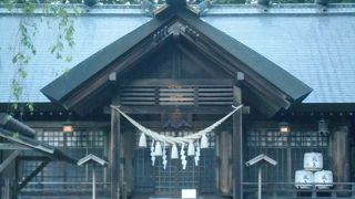 「白石城」の裏手、北西側に建っています