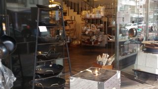 店頭には巨大鍋、おしゃれな店内