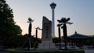 エスカレーターで行けます。