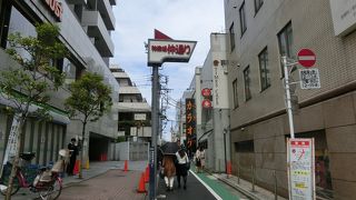 早稲田通りに直角の通りで坂道ではありませんでした