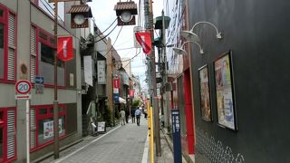 早稲田通りに直角の通りで狭い小路でした