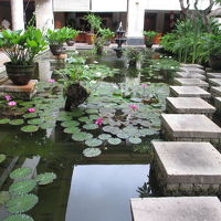 朝食会場前の池
