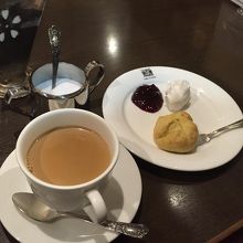 スコーンとロイヤルミルクティー