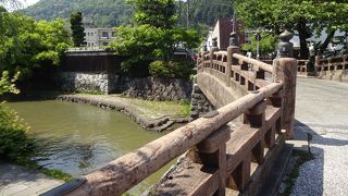 町の雰囲気にマッチした橋。
