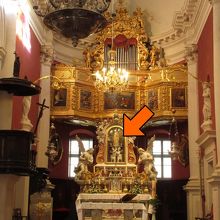 主祭壇には天使に囲まれた、聖ヴラホの銀の像