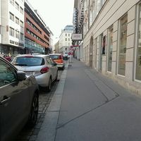 MQの裏手で静かな通りに面しています