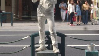 銅像パフォーマーもいます