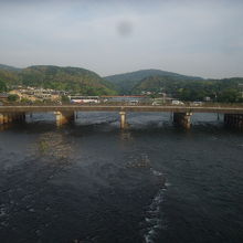 JR車窓から望む宇治橋の遠景