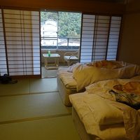 ゆったりした部屋。畳にベッドでした。