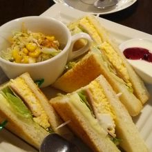 ドリンク+３８０円のサンドイッチモーニング。ボリューム満点