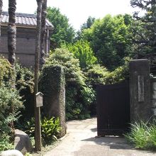 博物館の門前
