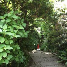 門を入ったところ (左手に進むと博物館の出入口)