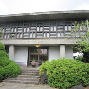 代々木八幡神社の隣で神社へ行く道の途中にあります