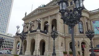 それ自体が舞台のような建物です