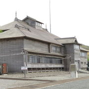 往時の繁栄を伺える木造建造物